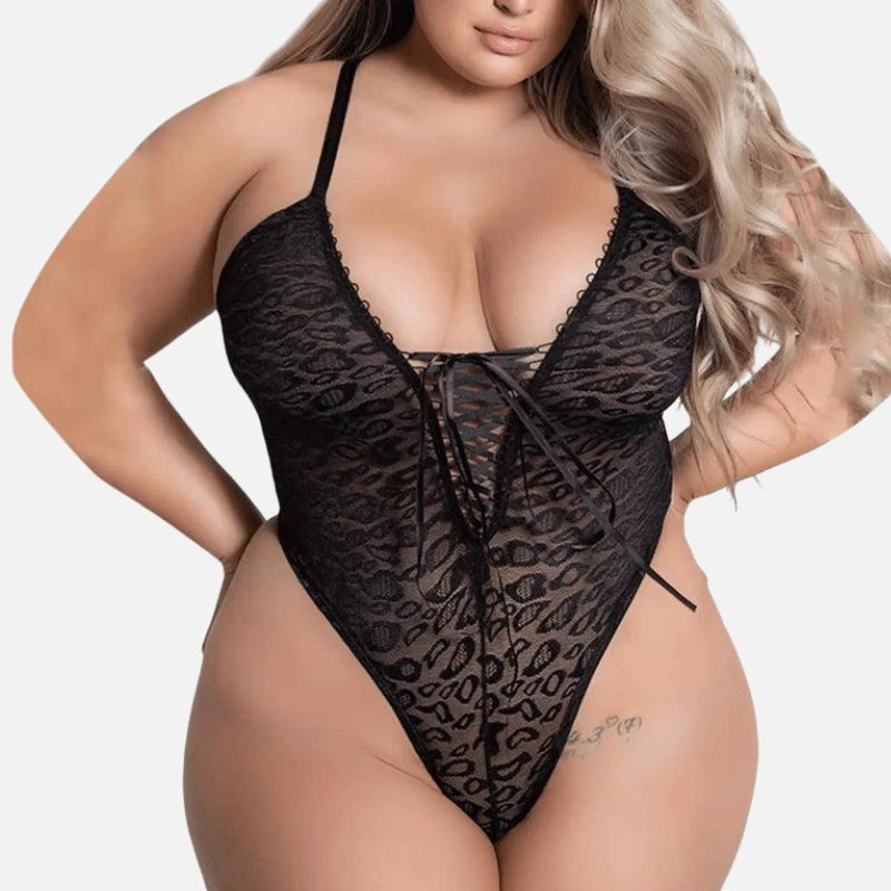 Body de renda preta plus size, estampa animal print e decote em V com amarração frontal