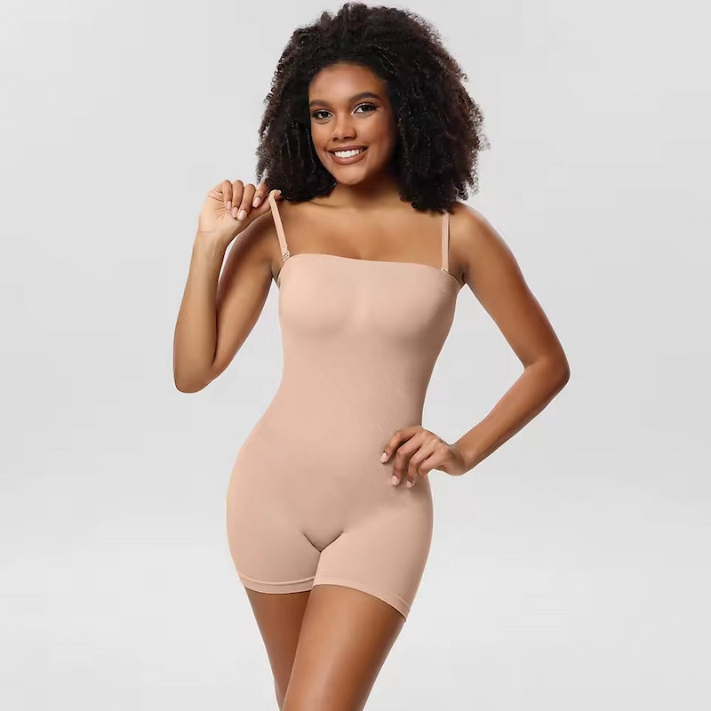 Body modelador feminino bege com alças finas e pernas curtas em fundo branco