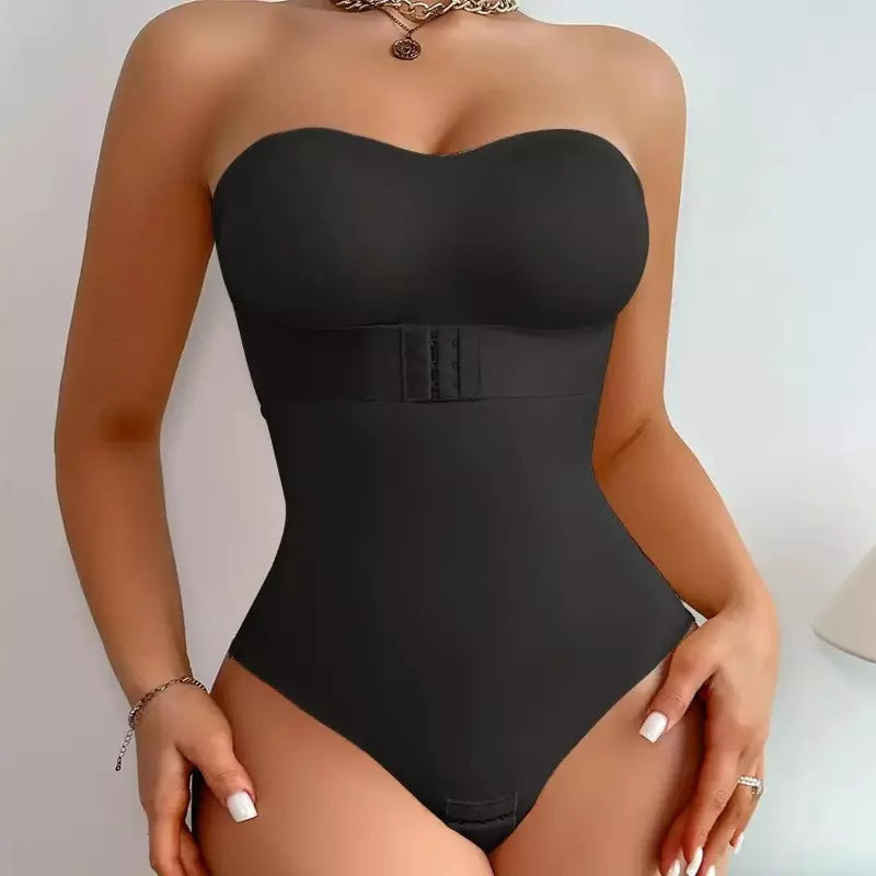 A imagem mostra um body modelador preto sem alças com design estruturado e fechos de metal.