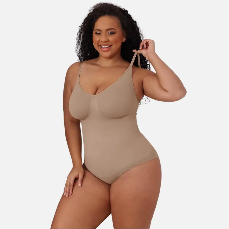 Body modelador feminino bege plus size com alças finas e decote V, modelagem slim