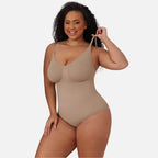 Body modelador feminino bege plus size com alças finas e decote V, modelagem slim