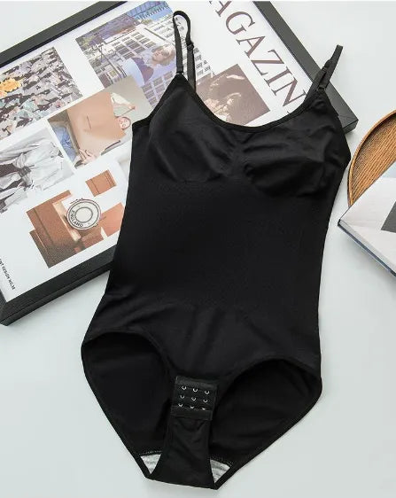 Body modelador preto com alças ajustáveis e fecho prático
