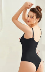 Mulher de costas com bumbum empinado usando um body modelador preto