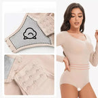 Body modelador bege com manga longa, tecido macio e ajustável, detalhes de colchetes e forro interno para controle abdominal