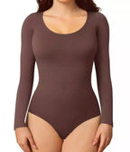 Body manga longa marrom chocolate com decote canoa, tecido seamless com compressão moderada para modelagem natural da silhueta