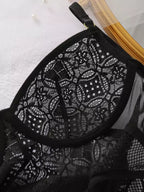 Detalhe do bojo estruturado em renda geométrica preta, com acabamento premium e textura delicada para maior conforto.