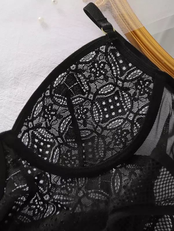 Detalhe do bojo estruturado em renda geométrica preta, com acabamento premium e textura delicada para maior conforto.