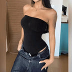 Body tomara que caia preto básico com modelagem ajustada, ideal para looks casuais