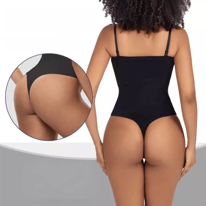 Mulher de costas usando um body preto com os glúteos empinados