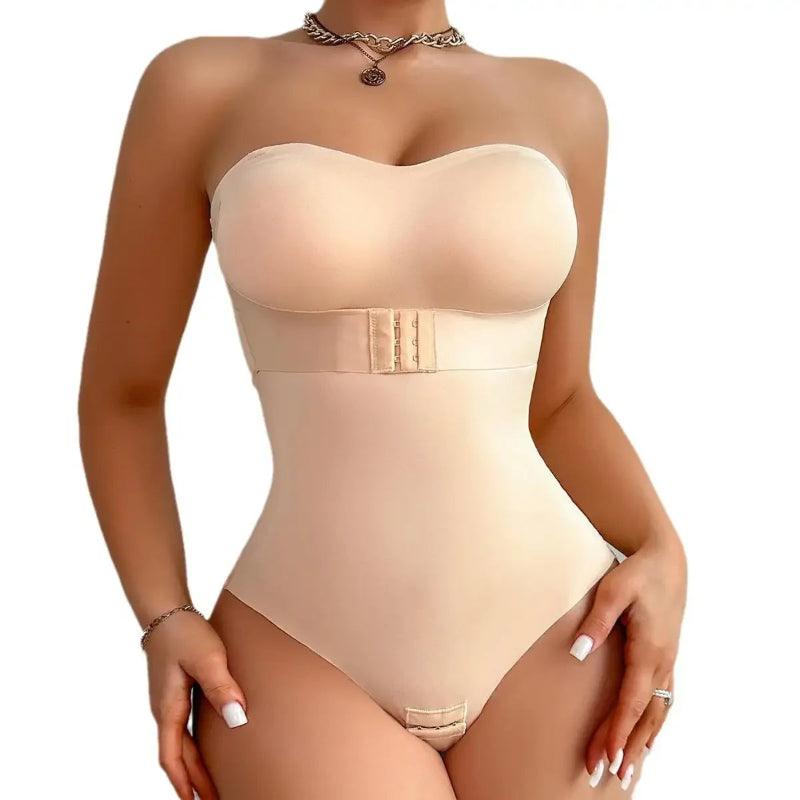 Imagem de um corpo feminino vestido com um maiô nude, com detalhes em metal