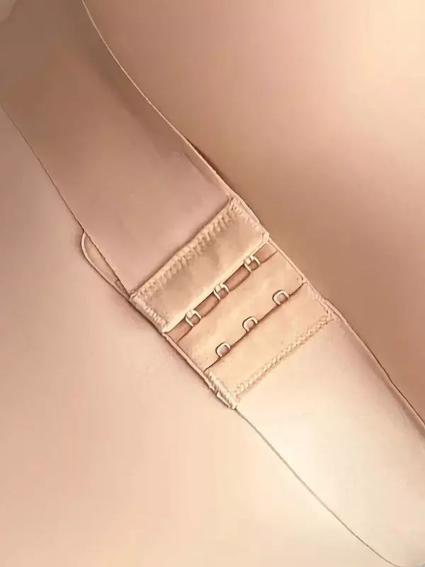 A imagem mostra uma visão em close de uma peça modeladora na cor nude, destacando o design do bojo estruturado e o mecanismo de fixação.