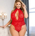 Body vermelho de renda plus size com gola alta e decote profundo, ideal para ocasiões especiais.