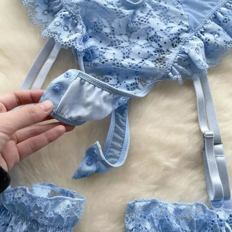 Conjunto lingerie azul bebê com renda floral, sutiã e calcinha com laços