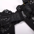 Detalhe sutiã preto com renda floral e fechos ajustáveis - lingerie feminina