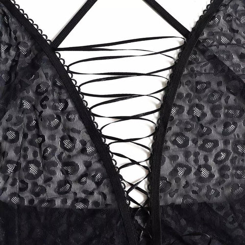 Detalhe de body preto com renda de textura leopardo e amarração frontal em cruz