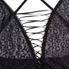 Detalhe de body preto com renda de textura leopardo e amarração frontal em cruz