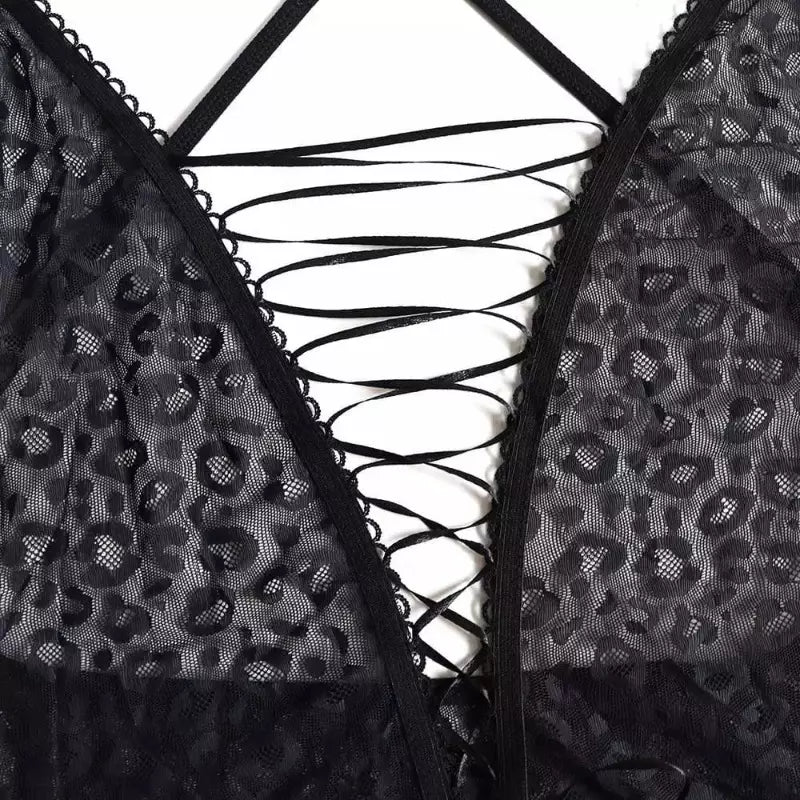 Detalhe de body preto com renda de textura leopardo e amarração frontal em cruz