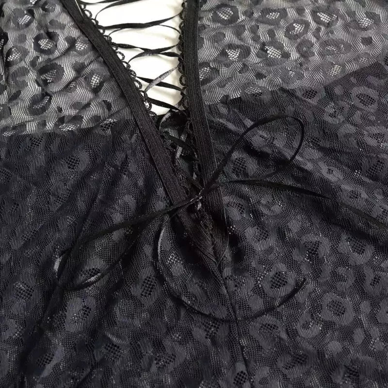 Detalhe close de body preto com renda texturizada e amarração frontal em cruz