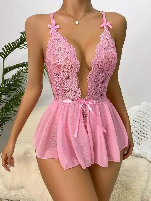 Body de renda rosa com decote profundo e saia de babados. O delicado padrão de renda e os detalhes de laço dão à roupa um visual feminino e divertido