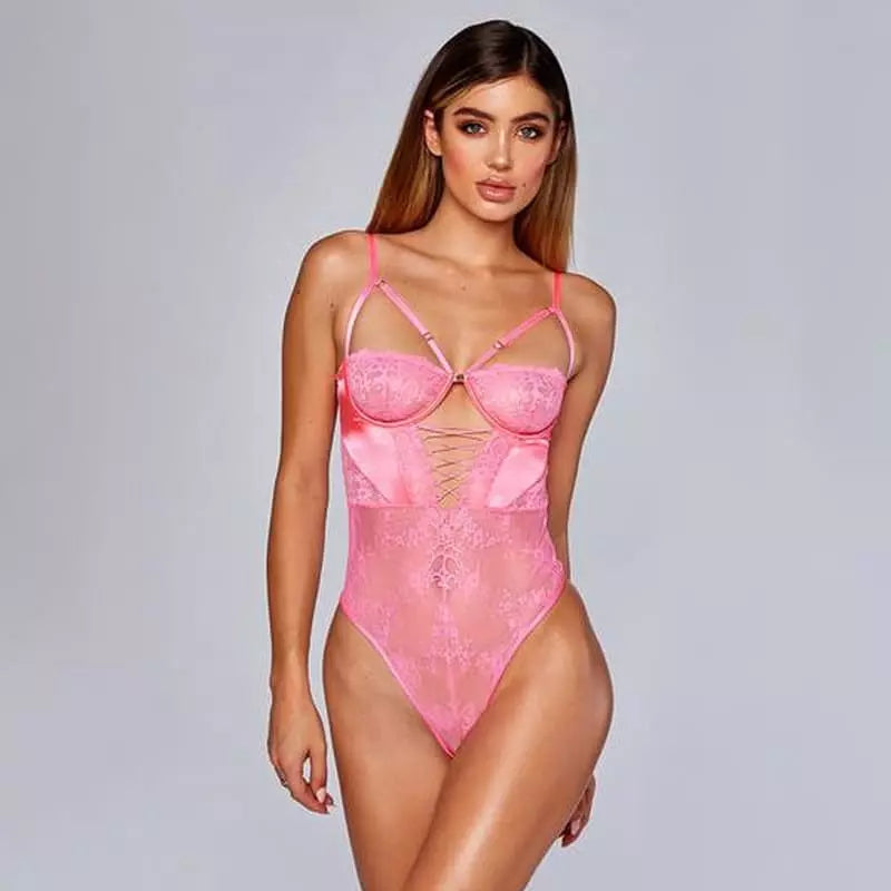 Modelo morena usando body rosa transparente com renda e amarração em fundo cinza claro