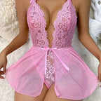 uma delicada peça de lingerie de renda e malha rosa com um decote profundo e uma parte inferior larga, tipo saia