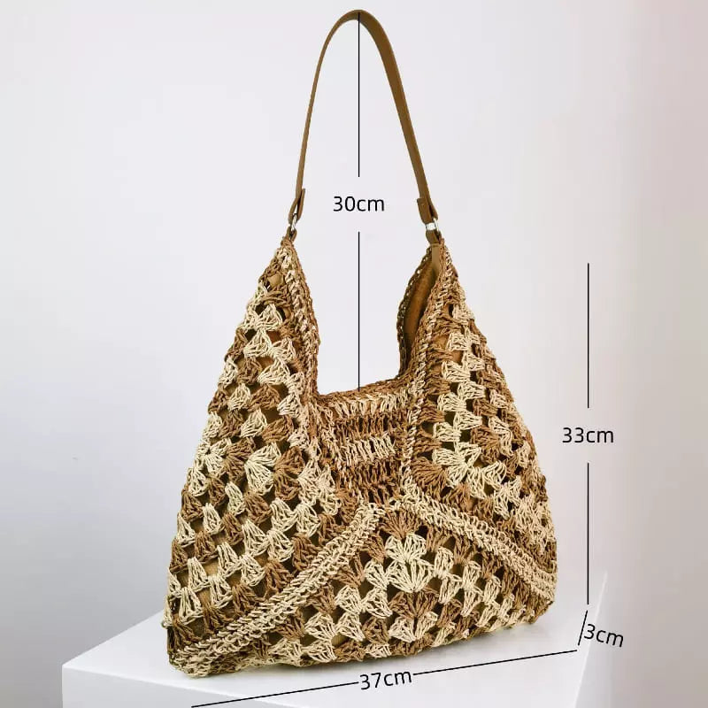 Bolsa de crochê bege e marrom com medidas 37x33x30cm e alça de couro caramelo