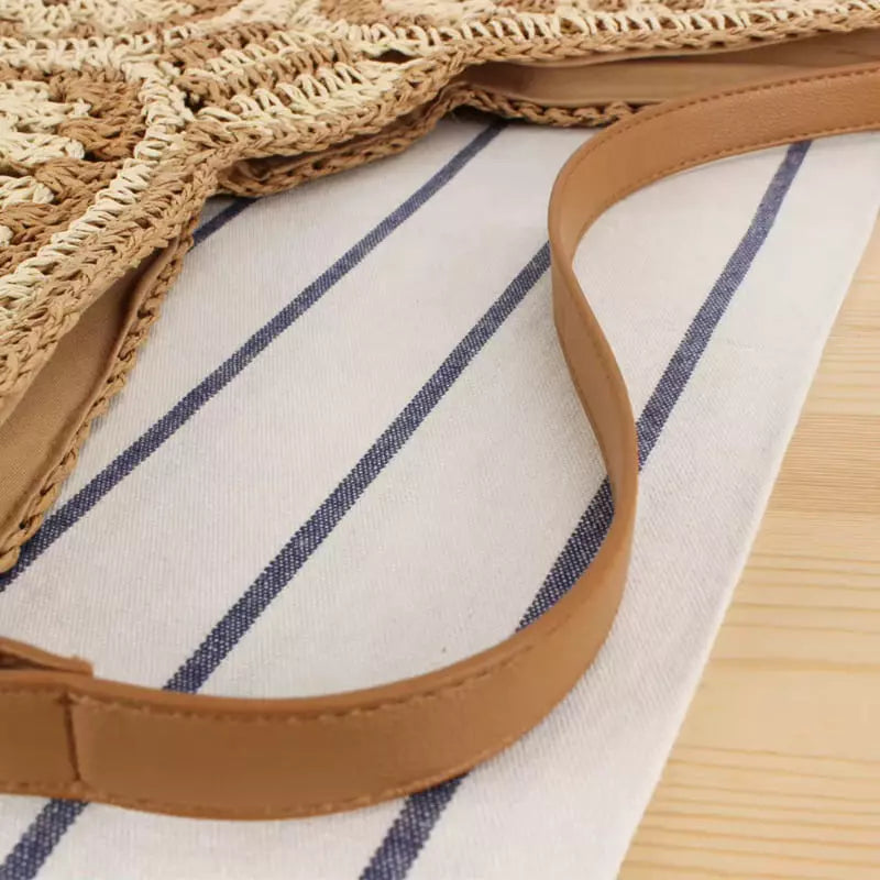 Interior bolsa de crochê com forro listrado azul e branco e alça de couro caramelo