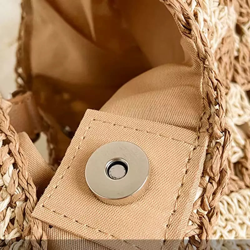 Detalhe fecho magnético bolsa de crochê bege com acabamento em tecido bege