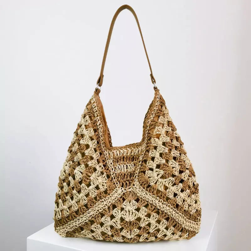 Bolsa de crochê artesanal bege e marrom com padrão texturizado e alça de couro