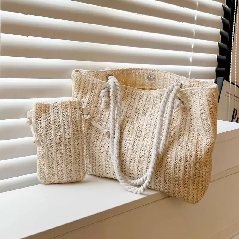 Bolsa de praia bege em palha trançada com alça de corda e necessaire combinando
