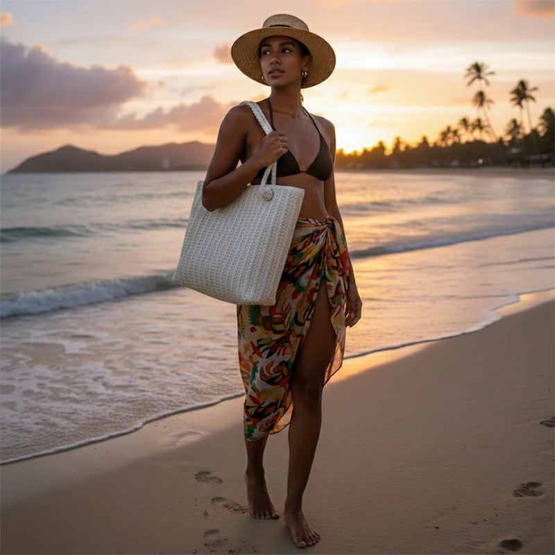 Mulher com bolsa de praia de palha grande caminhando ao pôr do sol em praia tropical