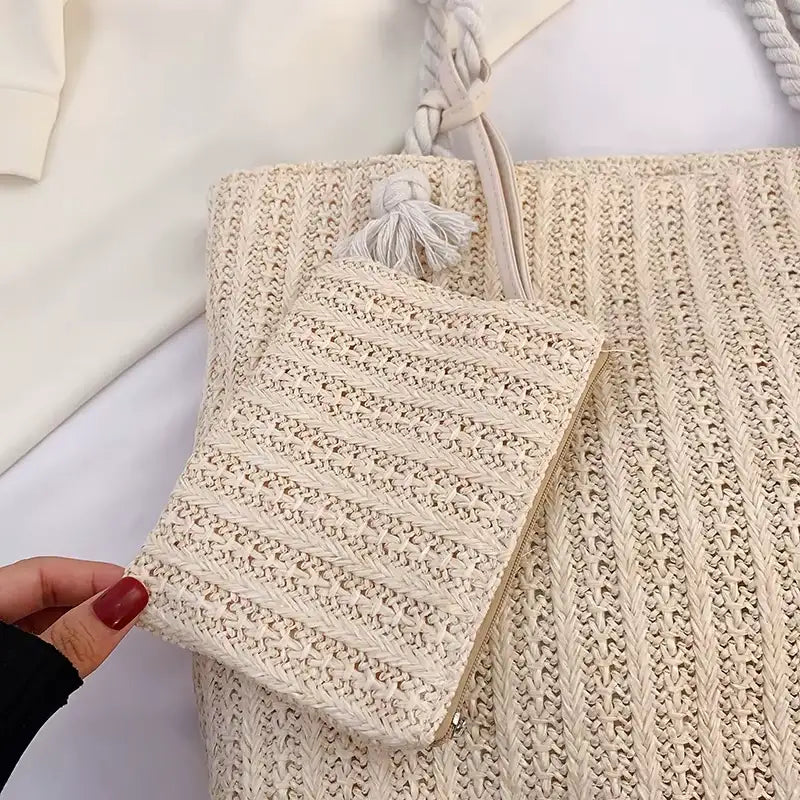 Bolsa de palha chic com textura trançada artesanal e necessaire combinando