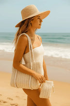 Vestido de praia bege texturizado com alças ajustáveis e amarração lateral para verão