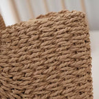 Bolsa de palha trançada artesanal com textura natural e alças circulares