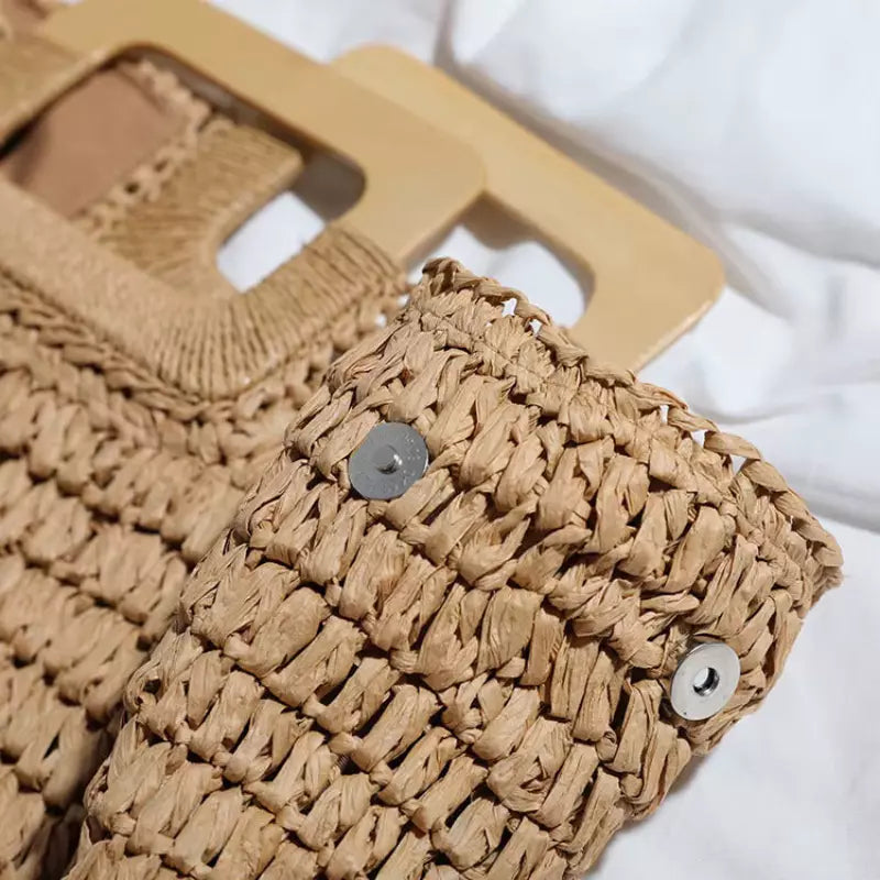 Detalhe alças madeira e botões magnéticos bolsa palha artesanal - acabamento premium