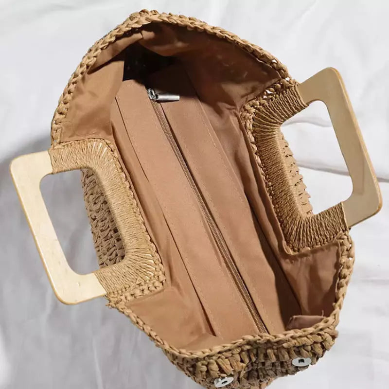 Bolsa palha aberta mostrando bolsos internos e alças de madeira - bag organizada