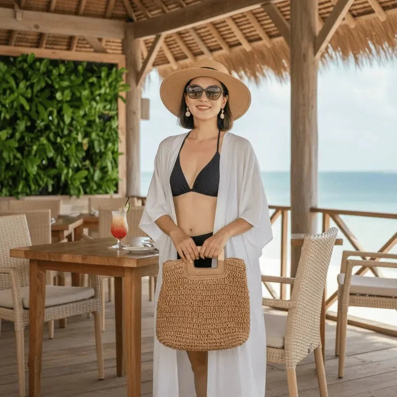 Biquíni preto com kimono branco, chapéu e bolsa de palha - conjunto praia verão