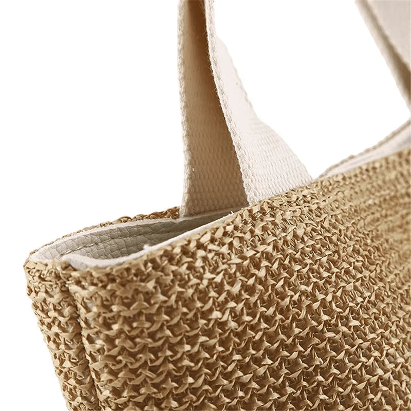 Bolsa de praia de palha com alças reforçadas em algodão e acabamento premium e resistente.