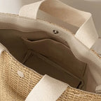 Bolsa de palha para praia com bolso interno e forro bege, organização e praticidade elegante.