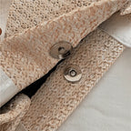 Bolsa de praia chique com fecho magnético seguro, prático e discreto em palha trançada natural.