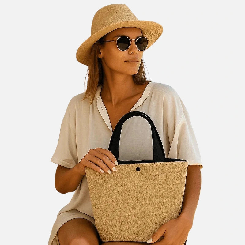 Bolsa de palha chique com alças pretas, perfeita para praia com estilo elegante e sofisticado.