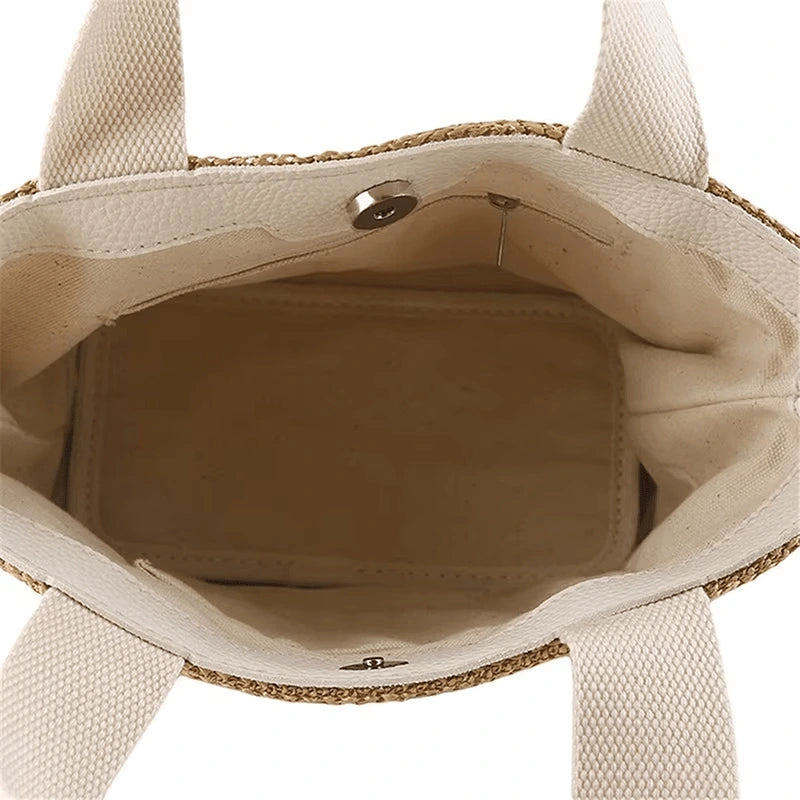 Bolsa de palha com compartimento amplo forrado, ideal para carregar itens de praia com estilo.
