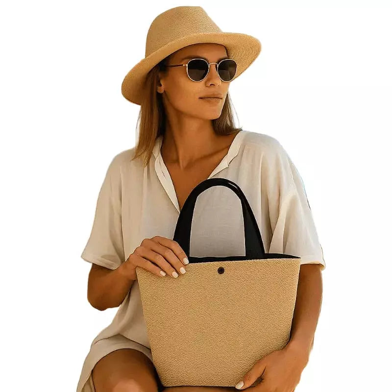 Mulher com chapéu de palha e bolsa bege estilo verão, óculos escuros, look casual elegante