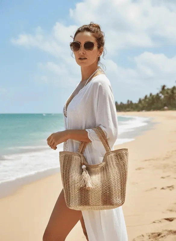 Saída de praia branca com bolsa dourada trançada - look verão feminino elegante na praia
