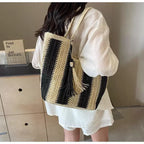 Bolsa de palha listrada preta e bege com franja - mochila feminina artesanal estilo boho