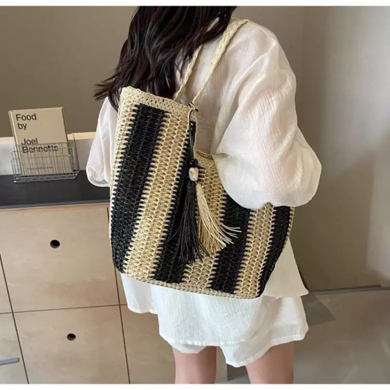 Bolsa de palha listrada preta e bege com franja - mochila feminina artesanal estilo boho