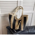 Bolsa de palha listrada bege e preta com franja - sacola feminina artesanal estilo boho
