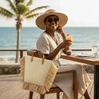 Bolsa palha com franjas bege e chapéu palha - acessórios moda praia feminina verão