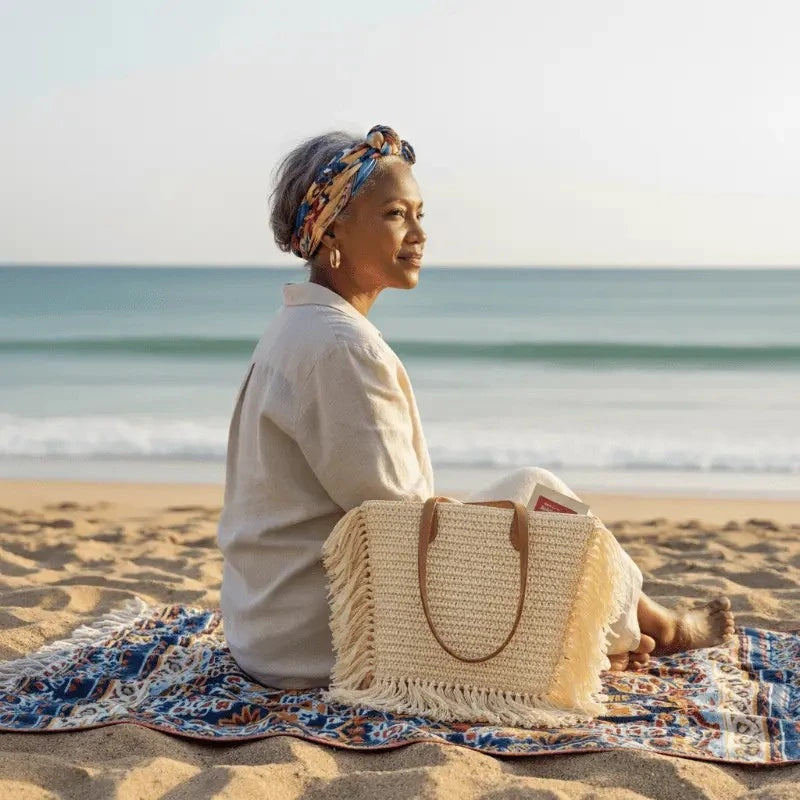 Bolsa palha com franjas bege e turbante estampado - acessórios moda praia feminina     