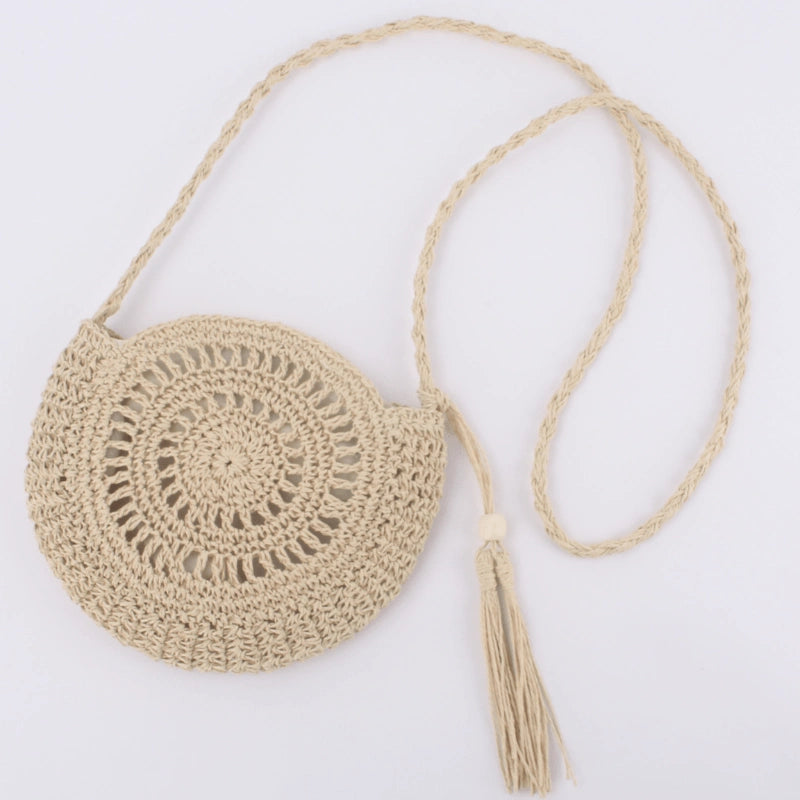 Bolsa crochê redonda bege com alça transversal e tassel